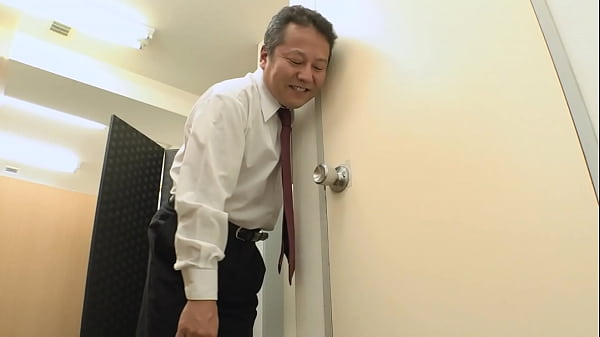https://bit.ly/3FMPBji "Don't look ... pee leaks ..." A girl in uniform who can't stand the pleasure of incontinence in a Japanese style toilet and is -n with diuretics and aphrodisiacs by a instructor.[Part 1]