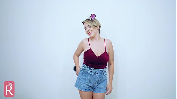 COSPLAY KITTY WANTING TO GET UP TO SOMETHING