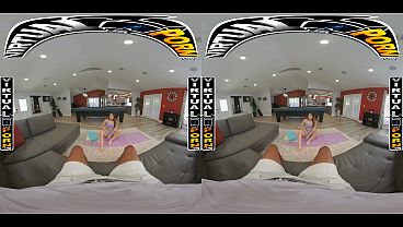 BANGBROS - Seductive Stepsister Xxlayna Marie's Stretching Mishap Leads To Stepbrother Jay Filling Her Up