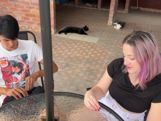 MI HERMANASTRA QUIERE QUE LE ENSEÑE A BESAR PERO NO AGUANTE A FOLLARLA PARTE 2