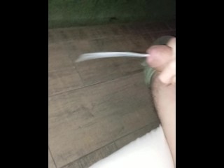 Gozando rápido para não ser pego...