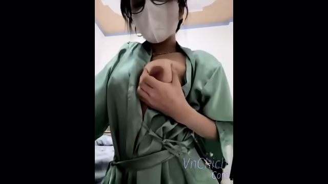 Eira2004 vừa livetream vừa gắn toys và o lá»n lại còn chá»c anh nhân viên