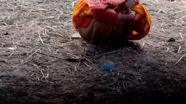 Very sexy indian desi lady open pissing