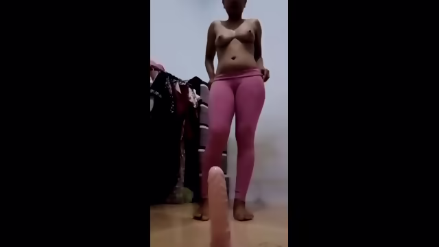 Istri orang pertama kali nyobain dildo