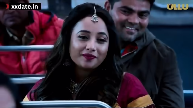 DESI BHABHI KO BUS PELA