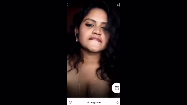 Tamil moratu kaaji aunty shows her boobs ok tango