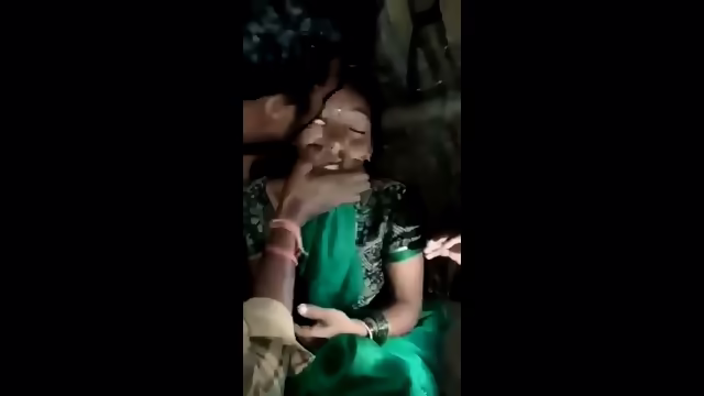 Tamil randi aunty ko group mein pela