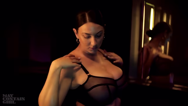 Joey Fisher - Una Mujer De Tetas Grandes