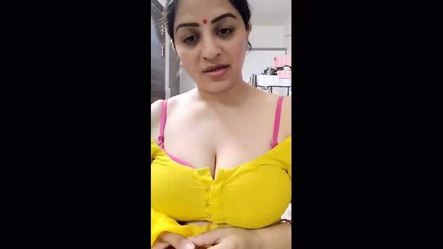 Instagram influencer Vandana Pathak live showing pink bra strap