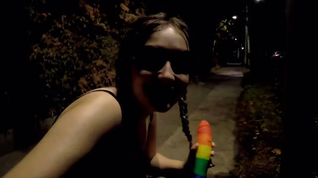 C'est la nuit mais Louise ne pense qu'a se masturber n'importe ou