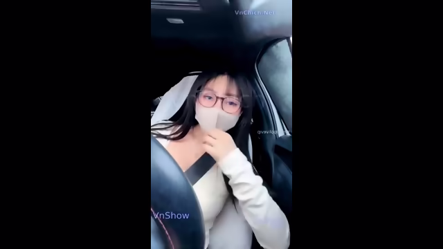 MMlive gachich (Eria2004) nứng lá»n mặc bá» Äá» lưá»i sexy Äón anh bảo vá» chung cư và cái kết