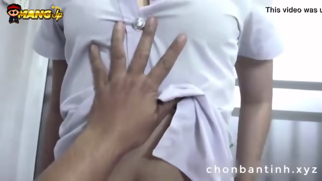 Aku melihat adik tiriku yang berusia 18 tahun baru saja mandi, dia menyentak penisku dan memasukkannya ke dalam vaginanya yang basah