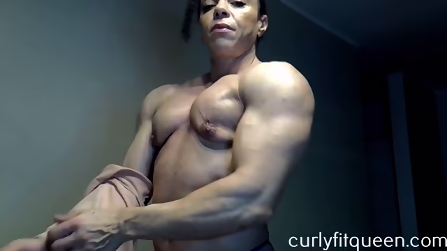 Milf gym rat flexing her daily pump
