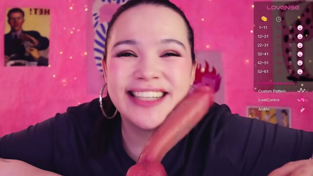 Chery_lady22 Suck LARGE Dildo