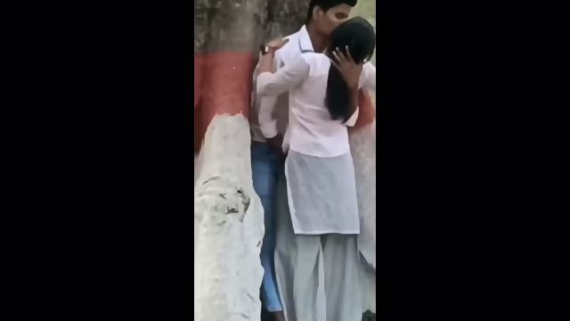 College girl ki chut me lund ghisa boy khul me sex karte