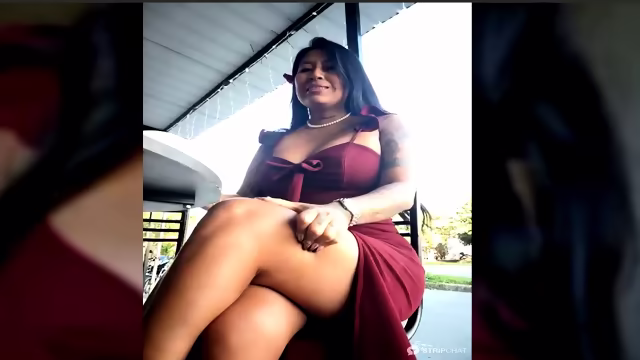 Prostituta buscando cliente en la calle