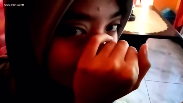hijab dipaksa nyepong kontol om