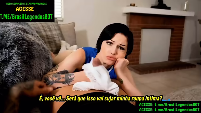 Enteada pegou o padrasto se masturbando LEGENDADO