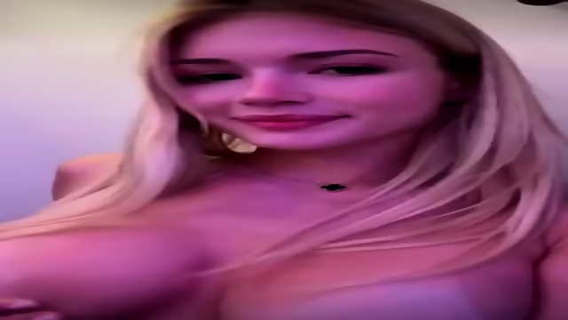 Hermosa rubia de cuerpo perfecto se toca en en el baño del avión