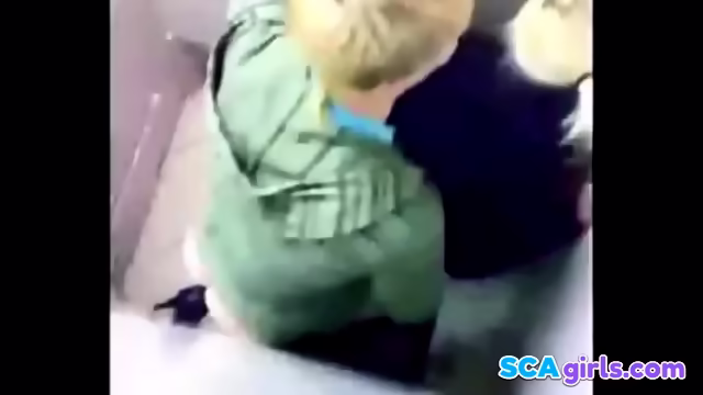 Par fÃÂ¥ngas jÃÂ¤vla i skolan badrummet