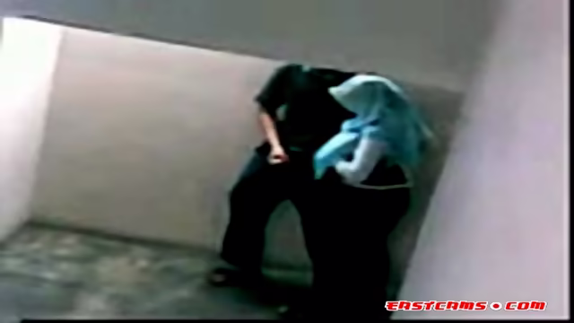malay-skodeng awek tudung hijab kat tangga