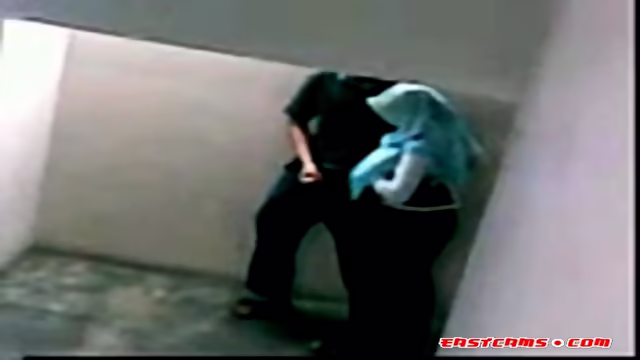 malay-skodeng awek tudung hijab kat tangga