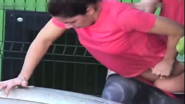 Des couples exhibitionnistes sont surpris en train de baiser en public par une camera de voyeur