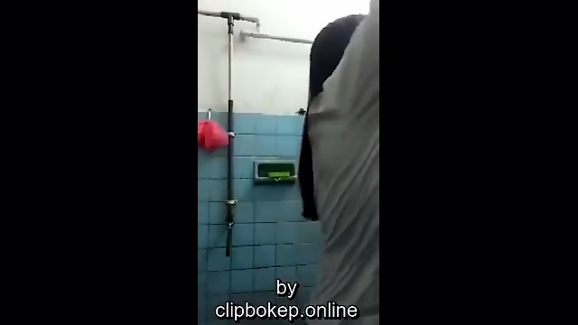 Anak sma mandi